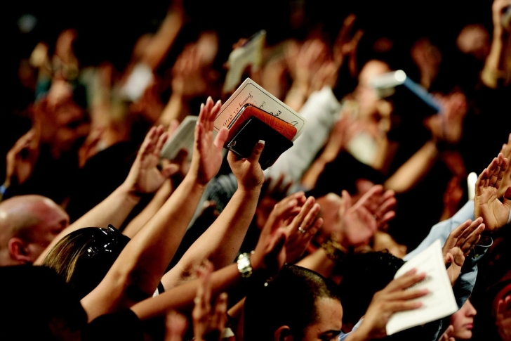 Research study shows more evangelicals continuing to visit churches regularly in person than before the Covid pandemic