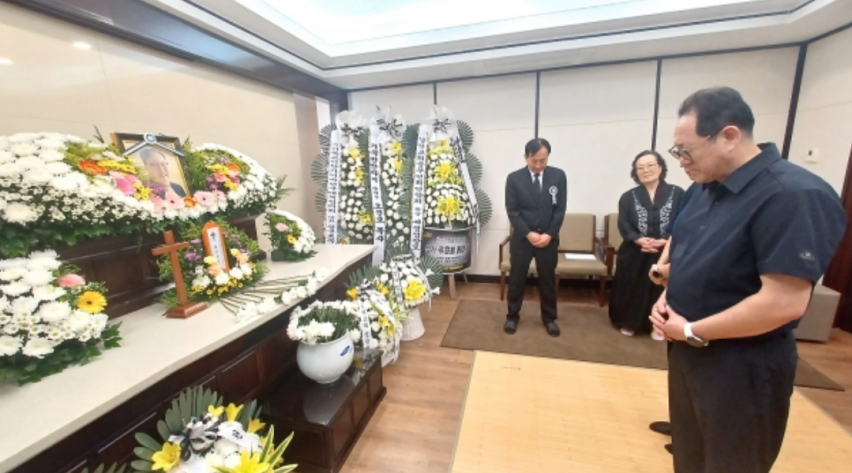 A mourner pays his respects at Pastor Jonah Lee’s funeral.