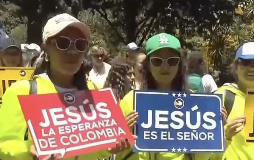 Participants held up posters praising Jesus as Lord and the hope for Colombia