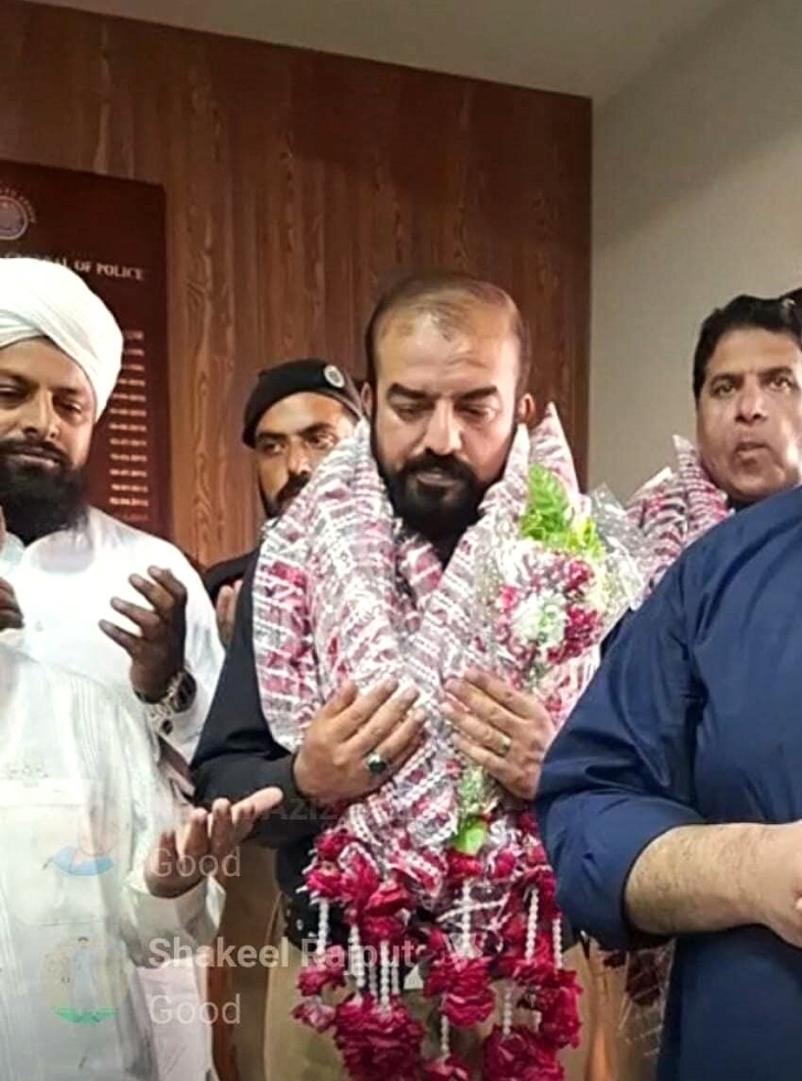 Mirpur Khas Deputy Inspector General Javed Jiskani receiving garland from Islamist leaders in Pakistan.