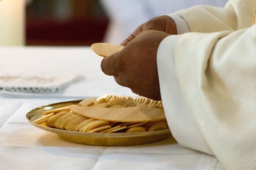 Anglican Communion refutes claims that gluten-free bread and non-alcoholic wine is barred from Holy Communion
