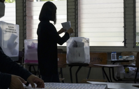 A voter casts a ballot at a polling station on November 28, 2021 in Tegucigalpa, Honduras.