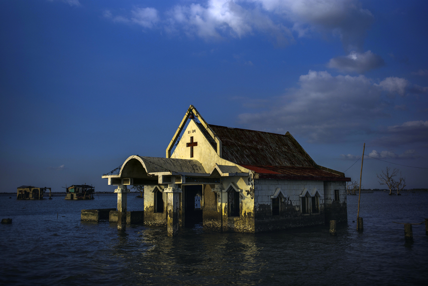 Filipinos face rising sea levels at Bulacans sinking village