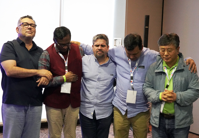 Leaders of COMIBAM and IMA together with Rev. Jonas Kang of the Korea World Mission Association praying