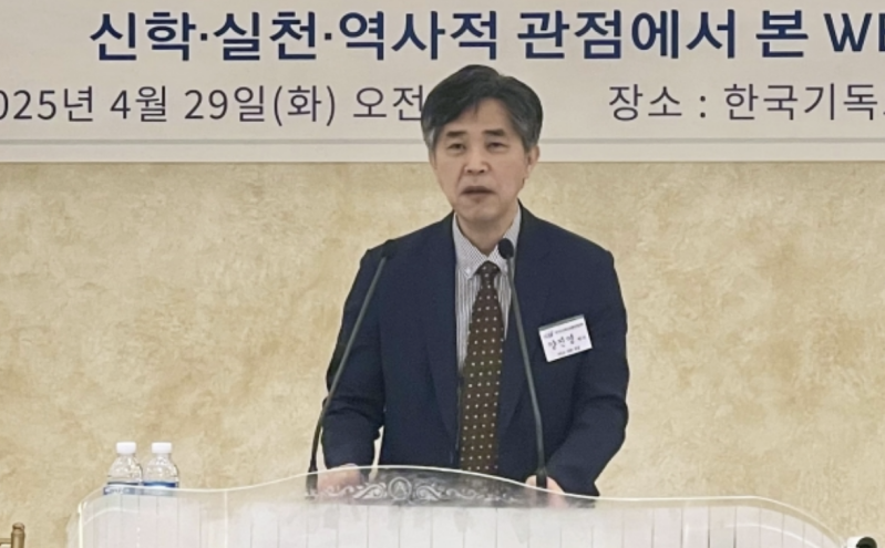 Dr. Jin-young Yang is giving a presentation