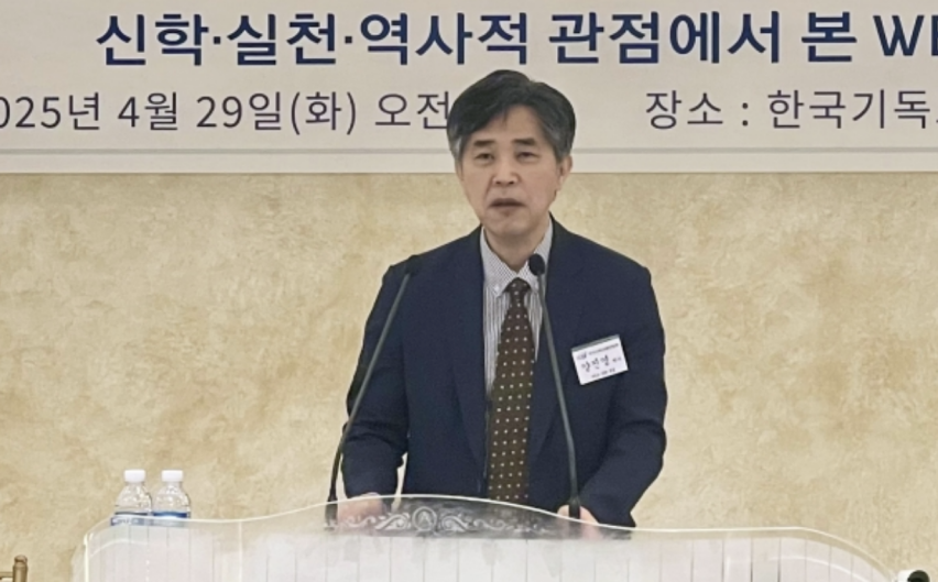 Dr. Jin-young Yang is giving a presentation