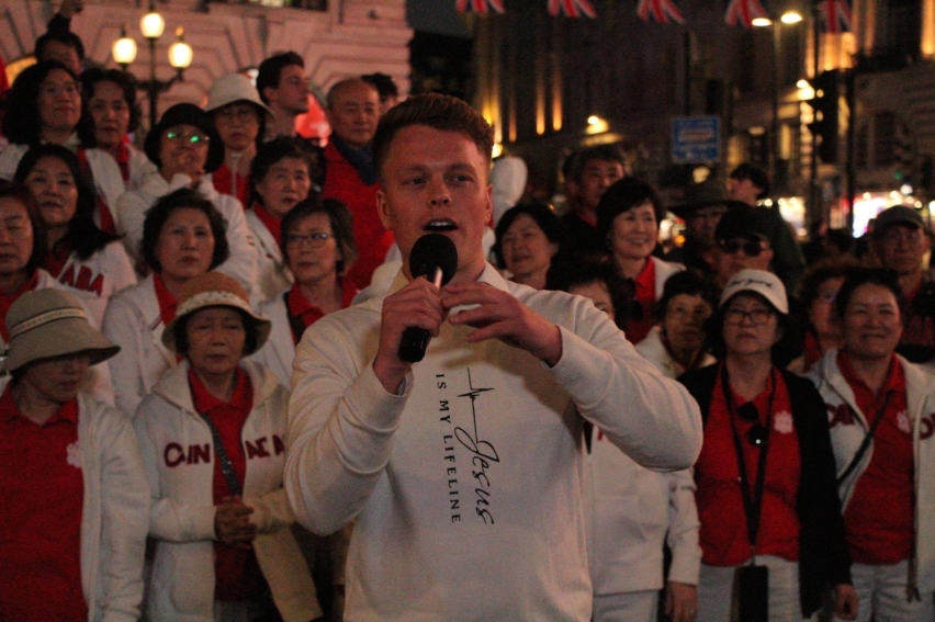 People weeping in the streets of London as Korean choir helps bring the gospel to England’s capital city