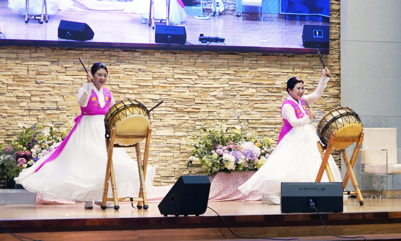 A Korean performing arts group presents a worship performance with traditional dance and drumming during the opening ceremony of the Asia Evangelical Leadership Forum in Seoul 2