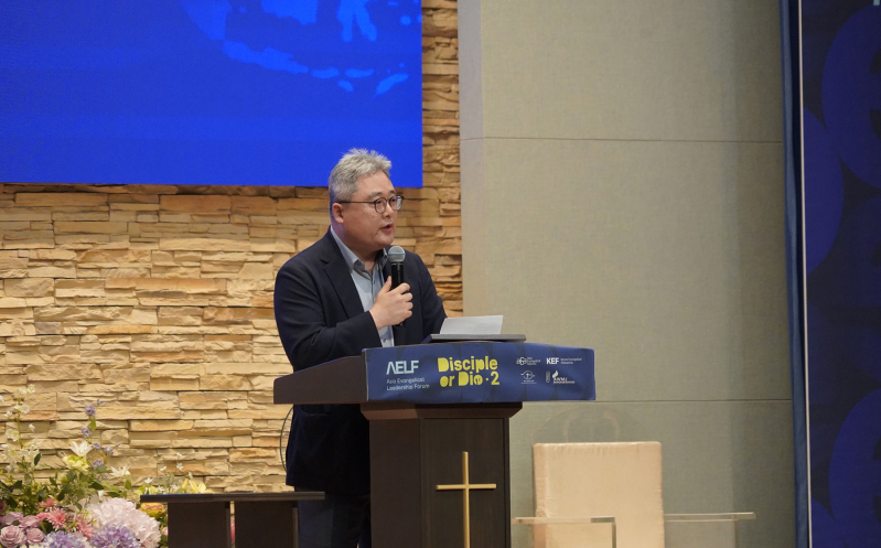 A representative offers a greeting on behalf of the Antioch Center and the host church during the opening session of the Asia Evangelical Leadership Forum in Seoul.