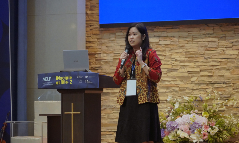 Vania Christian of Indonesia, co-facilitator of the Youth Empowerment Trust, presents a vision to mobilize young Asians as disciple-makers during the Asia Evangelical Leadership Forum in Seoul.
