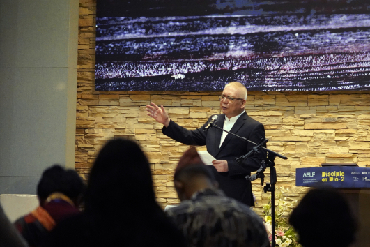 Dr. Bambang Budijanto, General Secretary of the Asia Evangelical Alliance, leads a closing prayer at the Asia Evangelical Leadership Forum in Seoul, committing participants to a renewed focus on disciple-making across Asia.