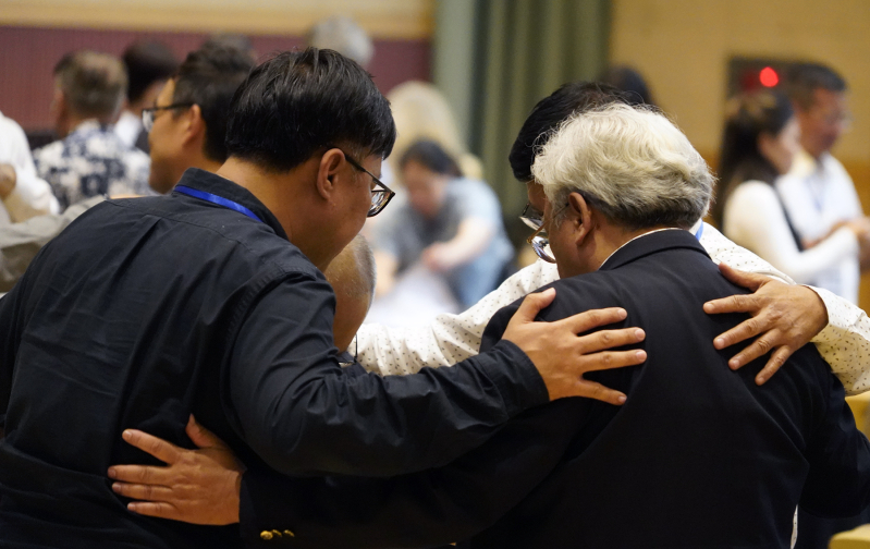 Participants pray together during the closing session of the Asia Evangelical Leadership Forum in Seoul, dedicating themselves to the call to make disciples in their local and national contexts.