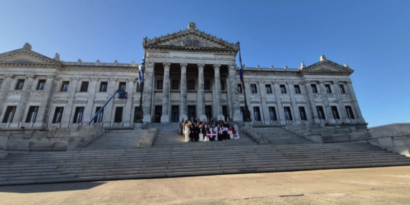 A group of parliamentarians from several Latin American countries visited the Legislative Palace in Montevideo, Uruguay, this Wednesday, reaffirming their commitment to the defense of life and the family.