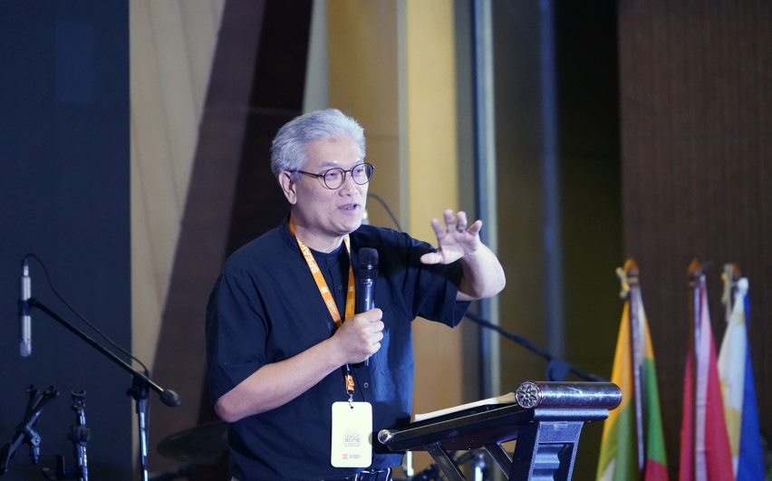 Rev. Dr. David Ro offers closing remarks at the Arise Leadership Summit 2025, urging leaders to trust God and walk forward together into the mission ahead.