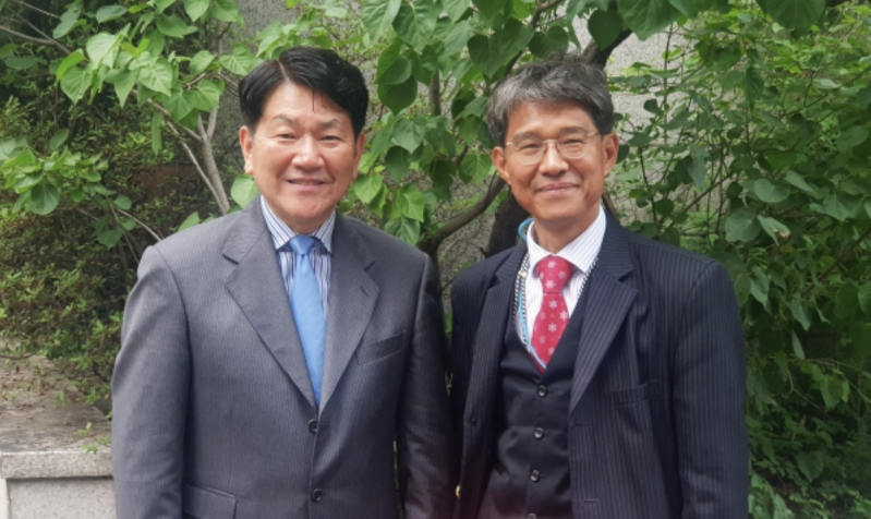 Elders Kim Sung-il (left) and Oh Deok-seong, staff members of the Korea branch of Man in the Mirror, a U.S.-based men’s ministry organization.