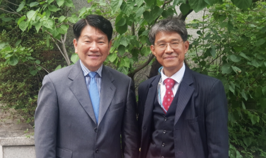 Elders Kim Sung-il (left) and Oh Deok-seong, staff members of the Korea branch of Man in the Mirror, a U.S.-based men’s ministry organization.