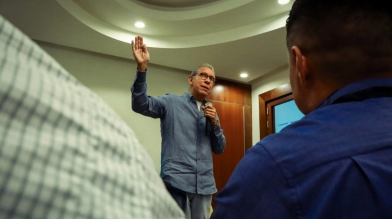 The singer and pastor Marco Barrientos speaking at a press conference