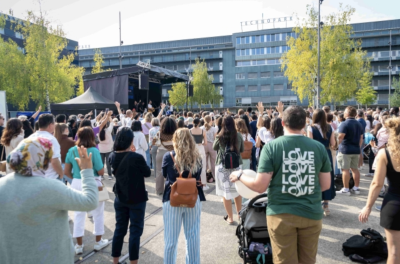 Worshippers gather at Turbinenplatz in Zurich for an open-air service uniting 13 churches on Switzerland’s Federal Day of Thanksgiving, Repentance and Prayer.