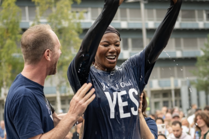 A participant is baptized under the open sky at Turbinenplatz in Zurich during the joint worship service of 13 churches on Switzerland’s Federal Day of Thanksgiving, Repentance and Prayer.