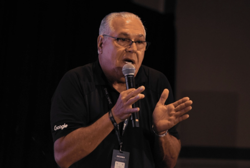 Vicente Pimienta, Google Digital Coach, shares his testimony of faith and insights on artificial intelligence during the Media Music Marketing Summit in Miami.