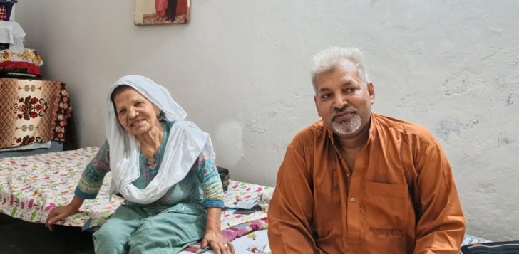 Zafar Bhatti with wife Nawab Bibi after his release from prison.