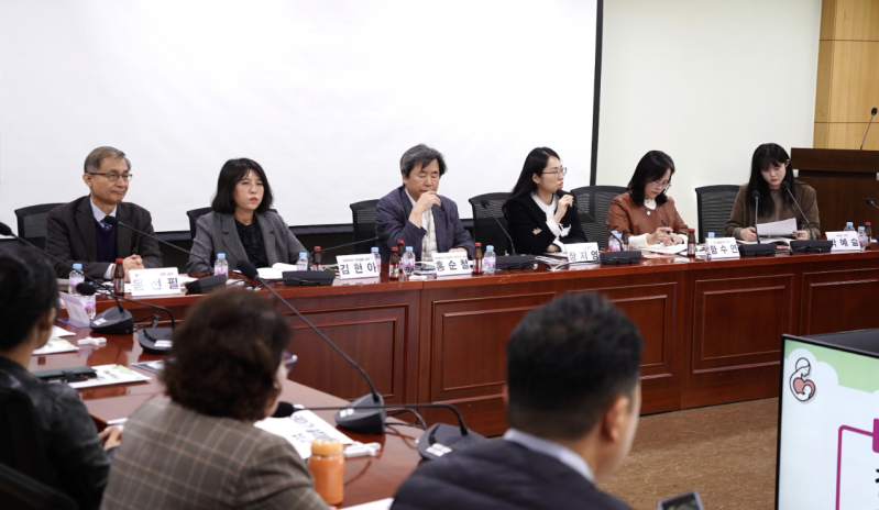 The National Alliance for the Protection of the Unborn and Women held an academic seminar on Nov. 10 at the National Assembly Members’ Hall under the theme “The Dangers of Chemical Abortion Threatening Women.” Key presenters and panelists are seen speakin