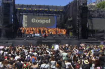 More than 2,000 volunteers, choirs, bands, visual artists and educational groups took part in the event held along Diagonal Norte and ending at Plaza de Mayo in the heart of Buenos Aires. The day brought together thousands of residents, families and Chris