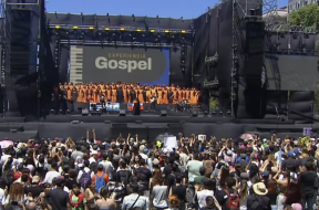 More than 2,000 volunteers, choirs, bands, visual artists and educational groups took part in the event held along Diagonal Norte and ending at Plaza de Mayo in the heart of Buenos Aires. The day brought together thousands of residents, families and Chris