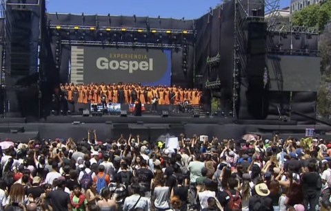 More than 2,000 volunteers, choirs, bands, visual artists and educational groups took part in the event held along Diagonal Norte and ending at Plaza de Mayo in the heart of Buenos Aires. The day brought together thousands of residents, families and Chris