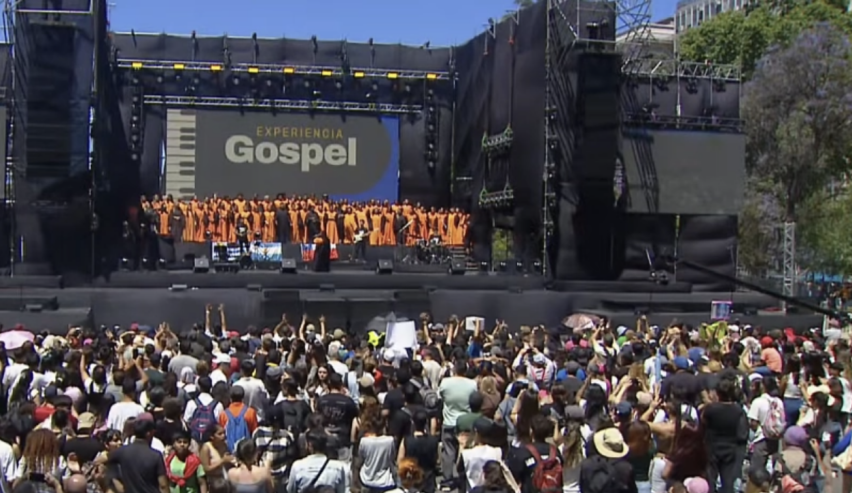More than 2,000 volunteers, choirs, bands, visual artists and educational groups took part in the event held along Diagonal Norte and ending at Plaza de Mayo in the heart of Buenos Aires. The day brought together thousands of residents, families and Chris
