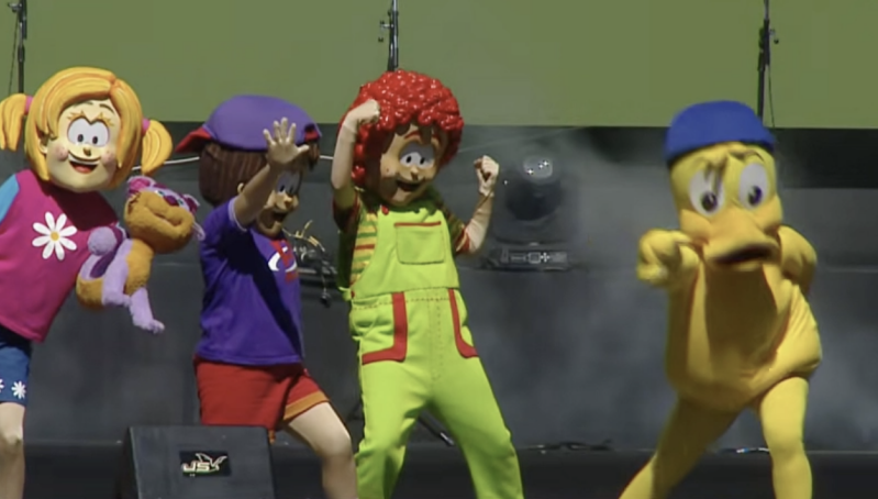 Biper in action with the crowd-favorite Pato Juan, one of the most anticipated moments of the day.