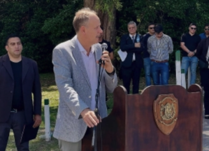 Pastor Christian Hooft, president of ACIERA, addresses cadets at the Juan Vucetich Buenos Aires Provincial Police Academy.