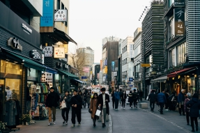 People walk along a busy street in Seoul, Korea, where a growing migrant population now makes up about 5% of the country’s residents, even as a new survey finds only a small share of Korean churches are currently engaged in migrant ministry.