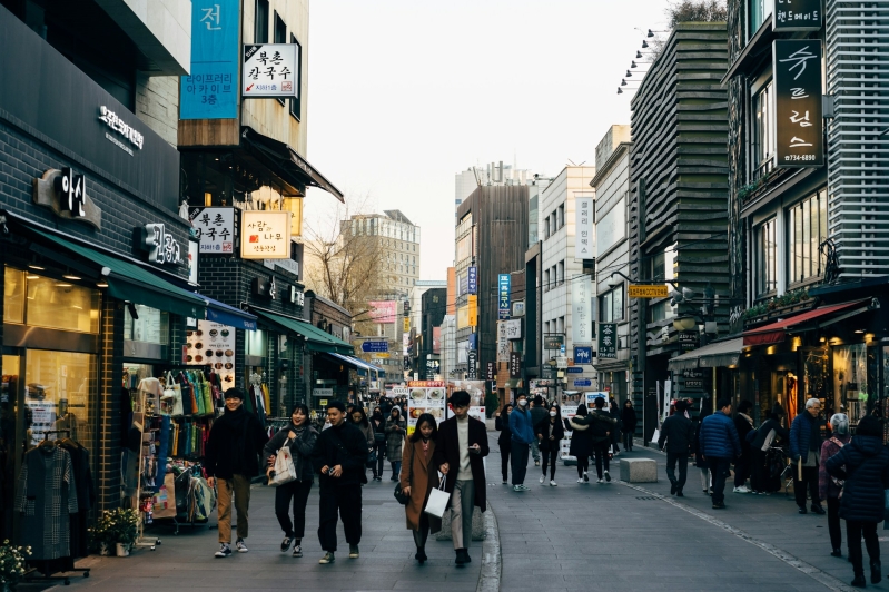 People walk along a busy street in Seoul, Korea, where a growing migrant population now makes up about 5% of the country’s residents, even as a new survey finds only a small share of Korean churches are currently engaged in migrant ministry.