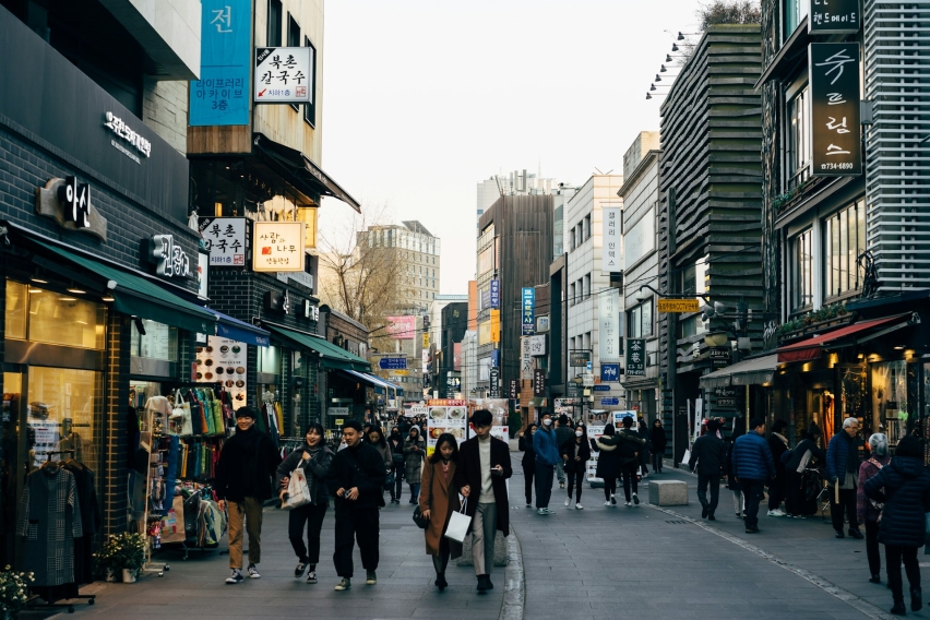People walk along a busy street in Seoul, Korea, where a growing migrant population now makes up about 5% of the country’s residents, even as a new survey finds only a small share of Korean churches are currently engaged in migrant ministry.