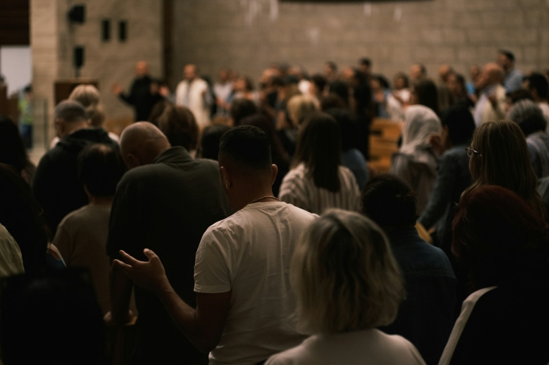 Worshipers gather during a church service in the United States, where a new Pew Research Center study finds that most Americans believe in God and pray regularly, even as nearly half say they seldom or never attend religious services.
