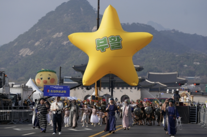 Participants in the 2026 Easter Parade march along Gwanghwamun Square and Sejong-daero in Seoul, reenacting biblical scenes and proclaiming the message of the resurrection.