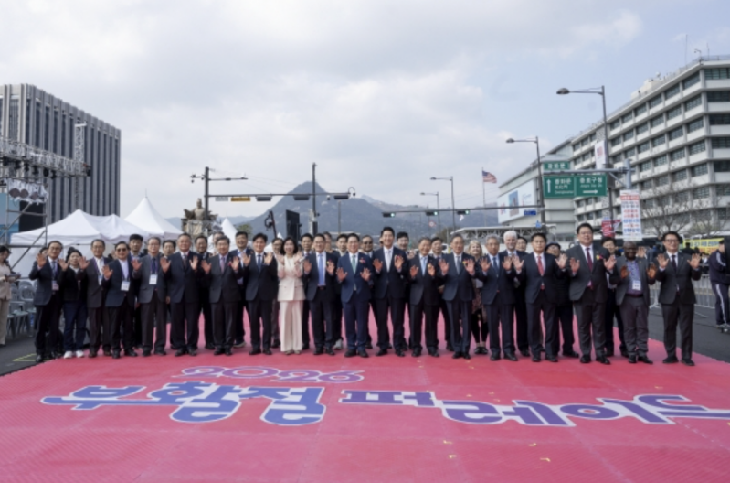 Church leaders attending the Easter Parade gather for a commemorative photo at Gwanghwamun Square.