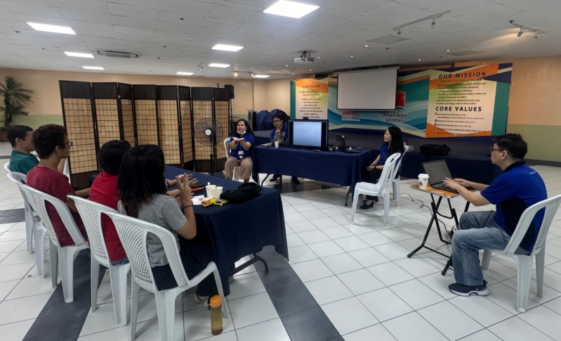 Filipino Deaf Community reviews FSL New Testament translation