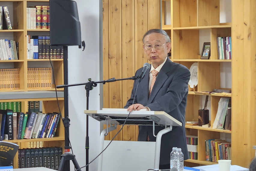 President Kyun-jin Kim delivers the opening address.