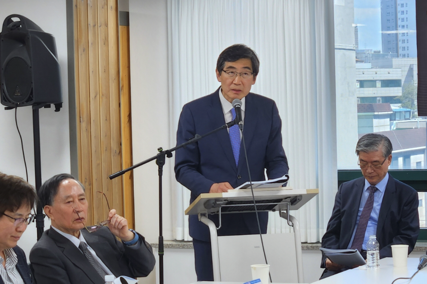 Dr. Gyu-hong Yeon delivers a sermon titled “The Debt of Love.”