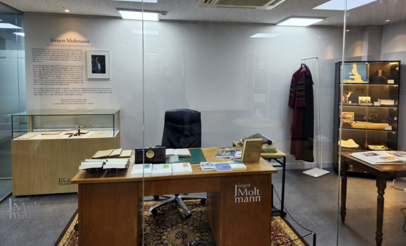 Exhibits of Dr. Moltmann’s personal belongings were displayed at the academic seminar commemorating the 100th anniversary of Jürgen Moltmann’s birth.
