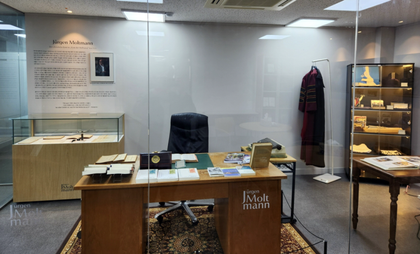 Exhibits of Dr. Moltmann’s personal belongings were displayed at the academic seminar commemorating the 100th anniversary of Jürgen Moltmann’s birth.