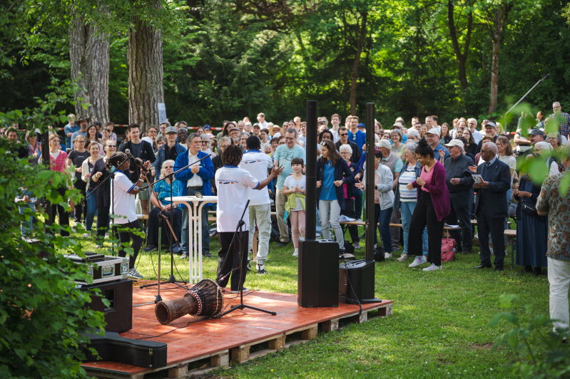 An African-themed worship service was among several international gatherings held during DMG’s 75th anniversary event in Germany, reflecting the missions organization’s focus on intercultural ministry and global Christian partnerships.