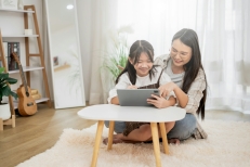 kids with iPad