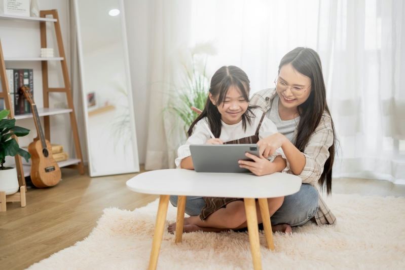 kids with iPad