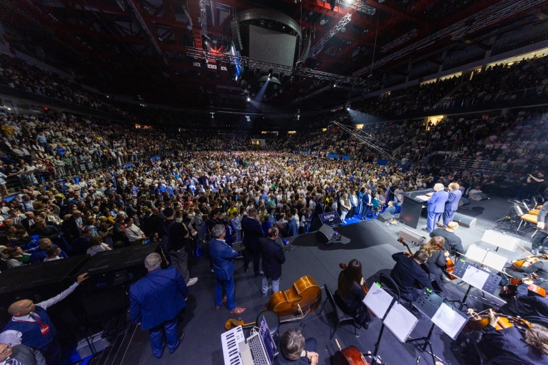 Franklin Graham addresses a crowd of more than 15,000 at the Chizhovka Arena in Minsk during the Festival of Hope, May 17–18, 2025.