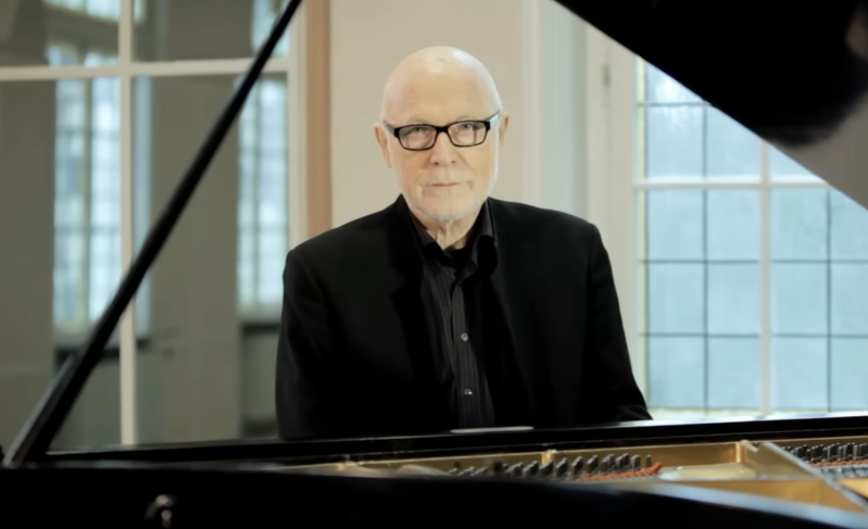 Siegfried Fietz performs Von guten Mächten wunderbar geborgen, his setting of Dietrich Bonhoeffers final poem.