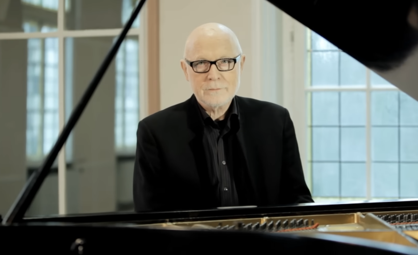 Siegfried Fietz performs Von guten Mächten wunderbar geborgen, his setting of Dietrich Bonhoeffers final poem.