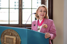 Pastor Lyda Elena Arias de García, president of CEDECOL, receives the Order for Women and Democracy Policarpa Salavarrieta at a July 3 ceremony in the Colombian Senate.